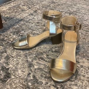 Liz Claiborne Gold Metallic heeled sandal, Size 5 - Women’s
